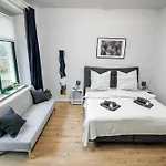 Ferienwohnung Lorenz Mit Kostenlosem Parkplatz Netflix Boxspringbett Kueche